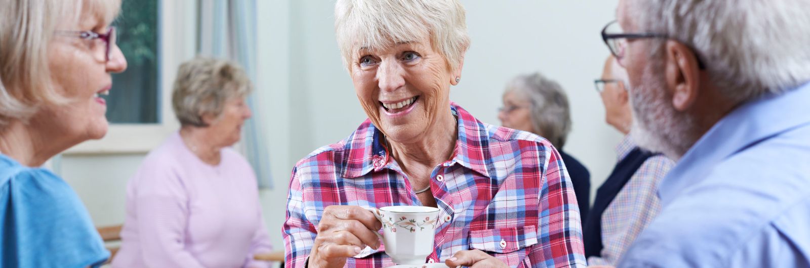 1600x530 seniors dining landscape